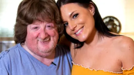 Cel mai ciudat cuplu nu se lasă intimidat de privirile indiscrete. El are 1,47 metri și 54 de ani, iar ea are 26 de ani și practică videochat-ul. „Ne iubim cu adevărat, nu este un sugar daddy pentru mine