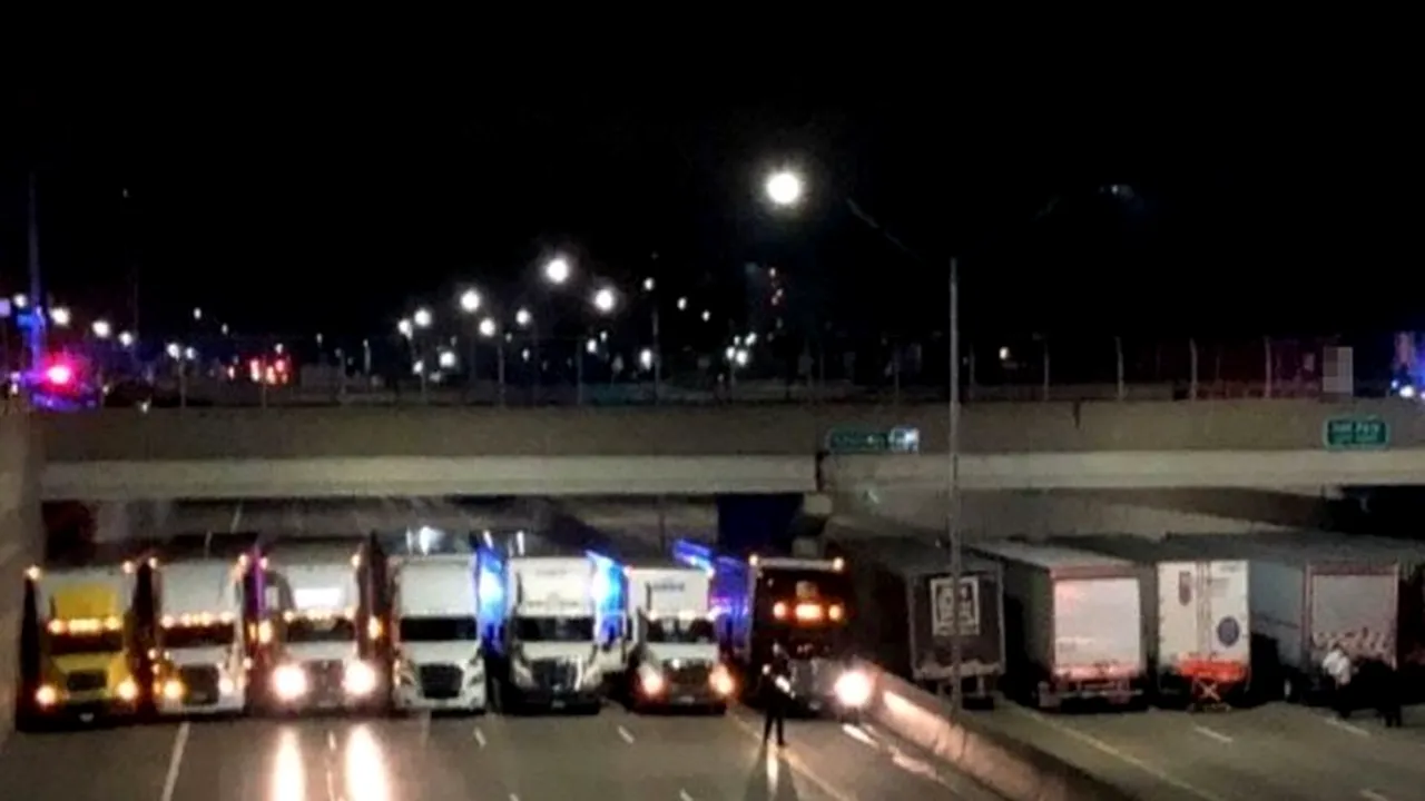 Motivul incredibil pentru care polițiștii americani au apelat la mai mulți camionagii, care și-au aliniat mastodonții sub un pod. Incidentul a durat patru ore