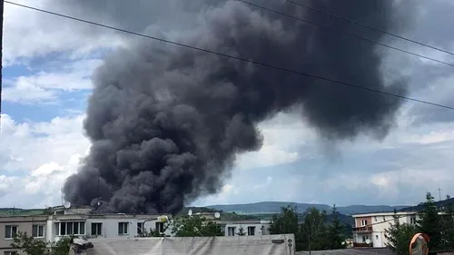 Incendiu puternic în Harghita: Doi muncitori au suferit arsuri după ce un depozit de dezmembrări auto a luat foc - VIDEO
