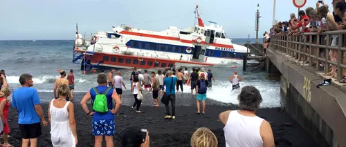 Peste 120 de persoane, salvate de la bordul unui feribot scufundat parțial