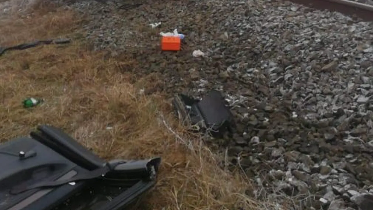 A scăpat cu viață după ce a forțat trecerea căii ferate și a fost lovit de tren
