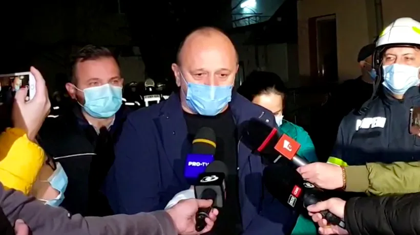 VIDEO Directorul Spitalului din Ploiești: Incendiul a pornit de la o scânteie, fie a fost o defecțiune la un aparat, fie un bolnav agitat a mișcat patul / Instalația electrică este nouă / Spitalul nu are autorizație la incendiu