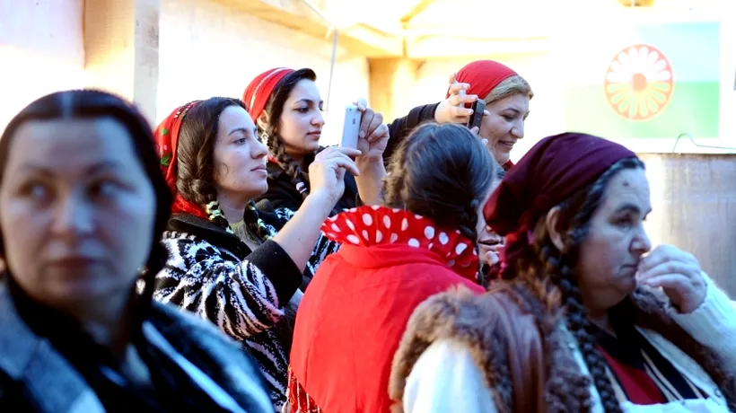 Zeci de mascați și jandarmi au intervenit la o nuntă de romi desfășurată în stradă, la Caracal