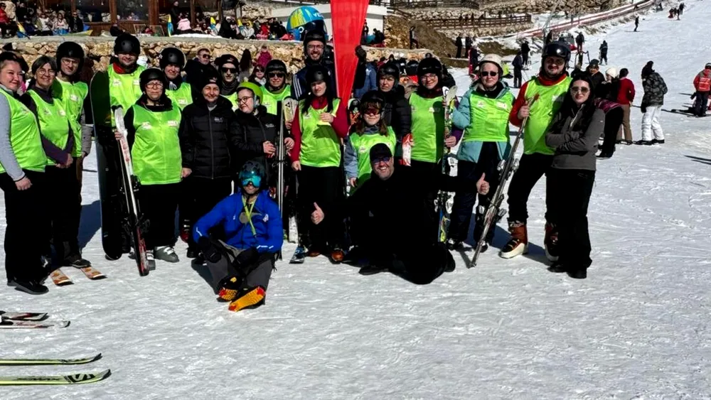 Ce au primit schiorii cu dizabilități pentru a putea schia în siguranță