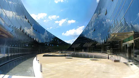 Ce se găsește pe acoperișul acestei universități „din sticlă și beton