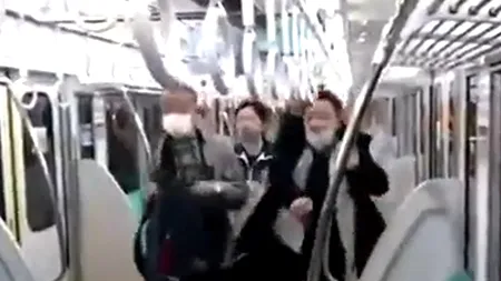 Un bărbat a atacat cu un cuțit pasagerii unui tren, la Tokyo, și a declanșat un foc la bord. Intervenția forțelor de ordine japoneze – VIDEO