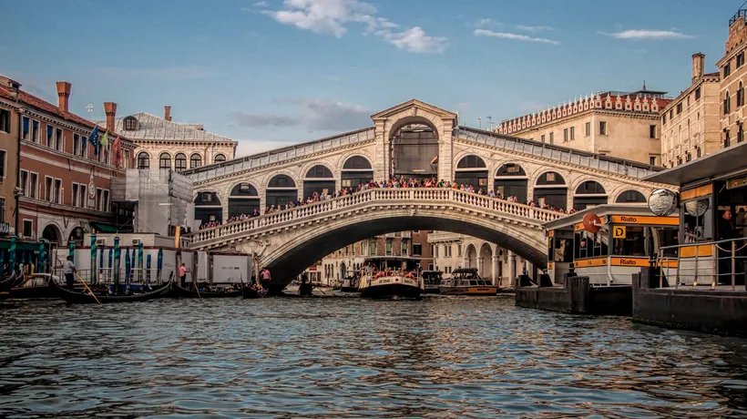 Vizitatorii supraponderali, problematici pentru tururile cu celebrele gondole venețiene