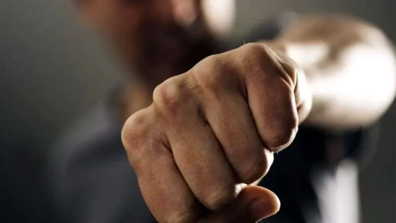 L-a bătut cu o oală până l-a băgat în spital! Un bărbat din Brașov a fost lovit fără milă de către prietenul său