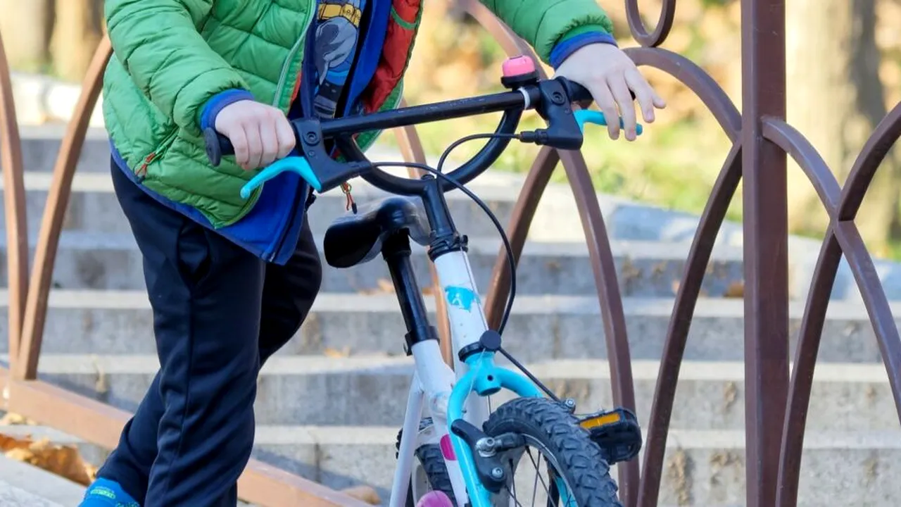 Părinții unui băiețel de 10 ani, obligați să-i PLĂTEASCĂ 10.000 de euro unei bătrâne, după ce copilul a lovit-o cu bicicleta