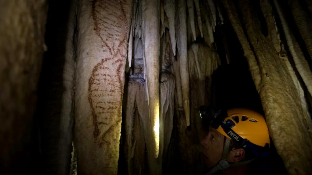 Desen preistoric realizat de omul de Neanderthal, descoperit într-o peșteră din Gibraltar