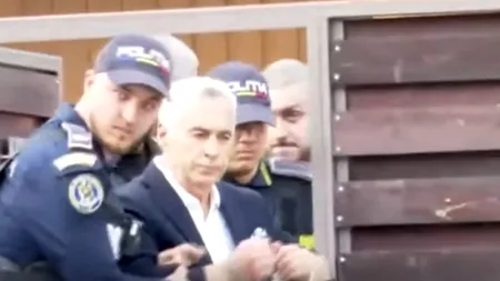 VIDEO | Momentul arestării lui Călin Georgescu. Fostul candidat la alegerile prezidențiale a vrut să ridice în aer mâinile încătușate, dar a fost oprit de polițiști