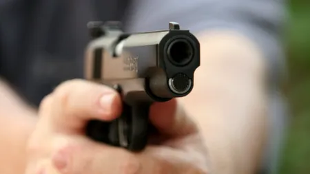 Patru arme găsite în casa unui nemțean care a amenințat un alt bărbat cu pistolul