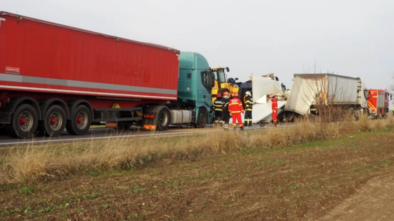 Un bărbat a murit, la ieșire din Alexandria,  după ce mașina în care se afla a fost strivită de doi șoferi de TIR