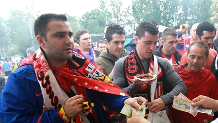 FINALA EUROPA LEAGUE 2012. Un englez și un spaniol vând produse cu însemnele celor două echipe pe Calea Victoriei