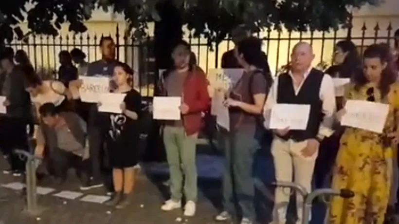 Zeci de sibieni protestează în tăcere față de cozile din Diaspora- VIDEO