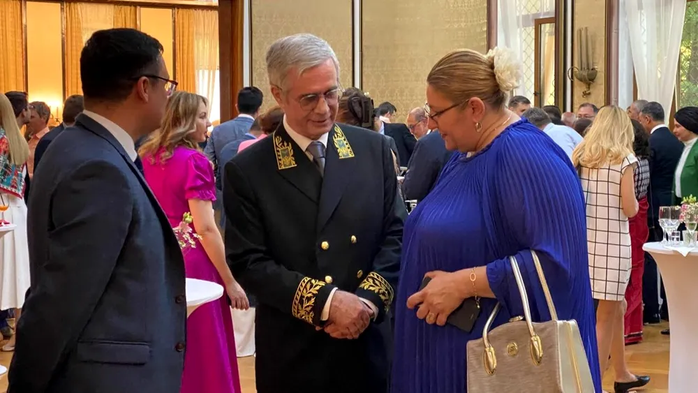 Diana Șoșoacă și generalul (r) acuzat de TRĂDARE, Radu Theodoru, o nouă vizită la Ambasada RUSIEI de la București