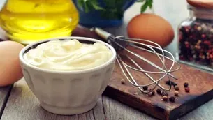 Cum să-ți iasă maioneza fără să se taie! Celebrul Jamie Oliver dezvăluie trucul din rețeta lui