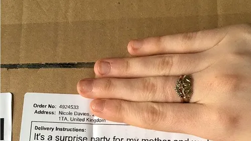 A comandat online un inel. Când a primit pachetul a rămas fără cuvinte: ce scria pe el