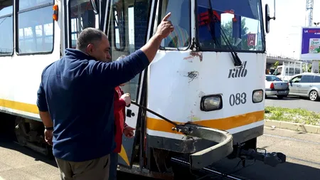 Două tramvaie cu călători s-au ciocnit în zona Pasajului Basarab