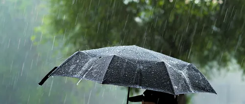 Meteorologii anunță ploi abundente în mai multe județe din țară. În ce interval este în vigoare codul portocaliu