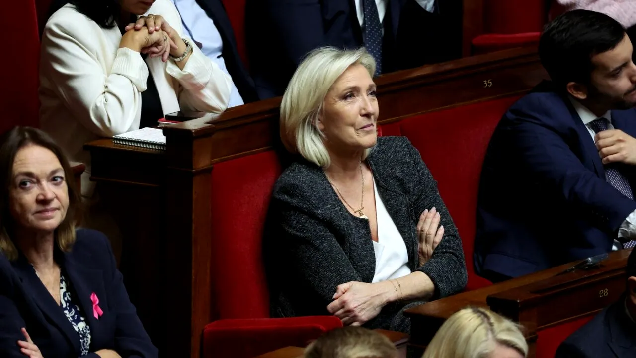 A 10-a zi de CRIZĂ în Franța. Partidul Socialist nu va depune o nouă moțiune de cenzură. Marine Le Pen denunță o „coaliție” condusă de MACRON