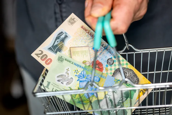 Câți bani îi sunt necesari unei familii cu doi copii pentru un trai decent în România. Salariul minim acoperă doar jumătate din sumă