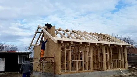 Inițiativă demnă de laudă! Doi tineri din Popești Leordeni au donat darul de nuntă pentru ca o familie 4 copii să aibă o casă: Părinții sunt și acum șocați că cineva îi ajută - FOTO