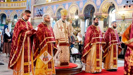 Sute de credincioși s-au închinat la racla cu un fragment din lemnul Sfintei Cruci, la Catedrala Mitropolitană din Sibiu