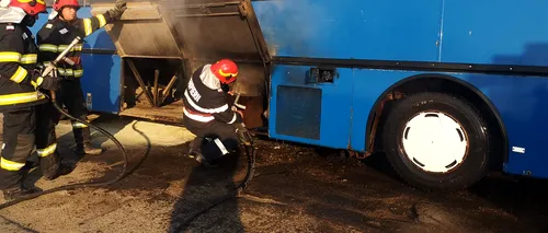 Un autocar cu 21 de copii la bord a luat foc, pe un drum din județul Botoșani (FOTO)