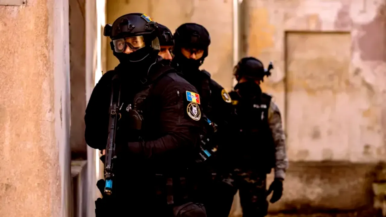 DESCINDERI în forță ale Poliției în 7 județe, inclusiv în Capitală, într-un dosar penal de înșelăciune și fals informatic