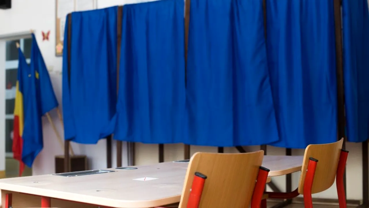 Școala se pregătește de ”schimbarea la față”. Cum s-au transformat clasele în săli de vot și în ce condiții poți ajunge să votezi în izolator! (EXCLUSIV/FOTO)