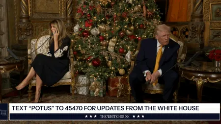 Imagini de Crăciun cu Donald Trump, care vorbește cu copiii lângă brad, alături de Melania: „Ce ai vrea să îți aducă moșul?”