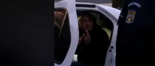 Circ în mașina poliției, făcut de un membru al unui clan interlop renumit în Alexandria. Bărbatul fusese prins beat mangă la volan: „Vreau să mă filmeze și pe mine - VIDEO