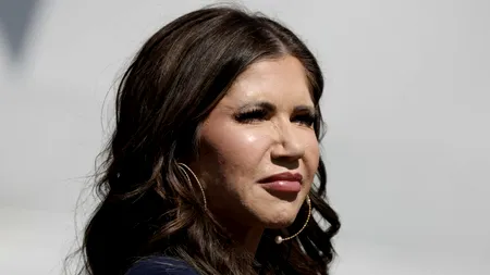 Secretarul american pentru Securitate Internă vizitează cea mai mare închisoare din El Salvador, unde se află migranți venezueleni expulzați de SUA