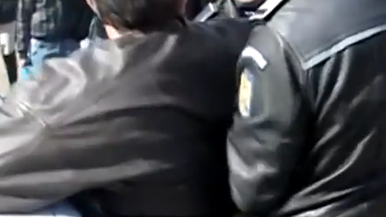 Șofer băut, încătușat de polițiști după ce a făcut scandal în trafic