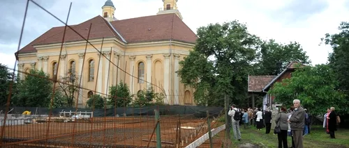 Scandal la Cluj: Lanț uman în jurul unei biserici reformate, oamenii cerând stoparea lucrărilor la sediul Inspectoratului Școlar Județean