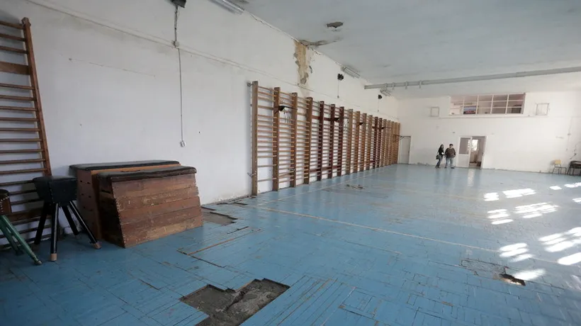 Așa arată sala de sport a unei școli din Timișoara cu sute de elevi. Se poate prăbuși în orice moment. GALERIE FOTO