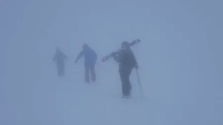 100 de turiști, IZOLAȚI pe munte, după ce telegondola Carp NU a mai funcționat din cauza vremii