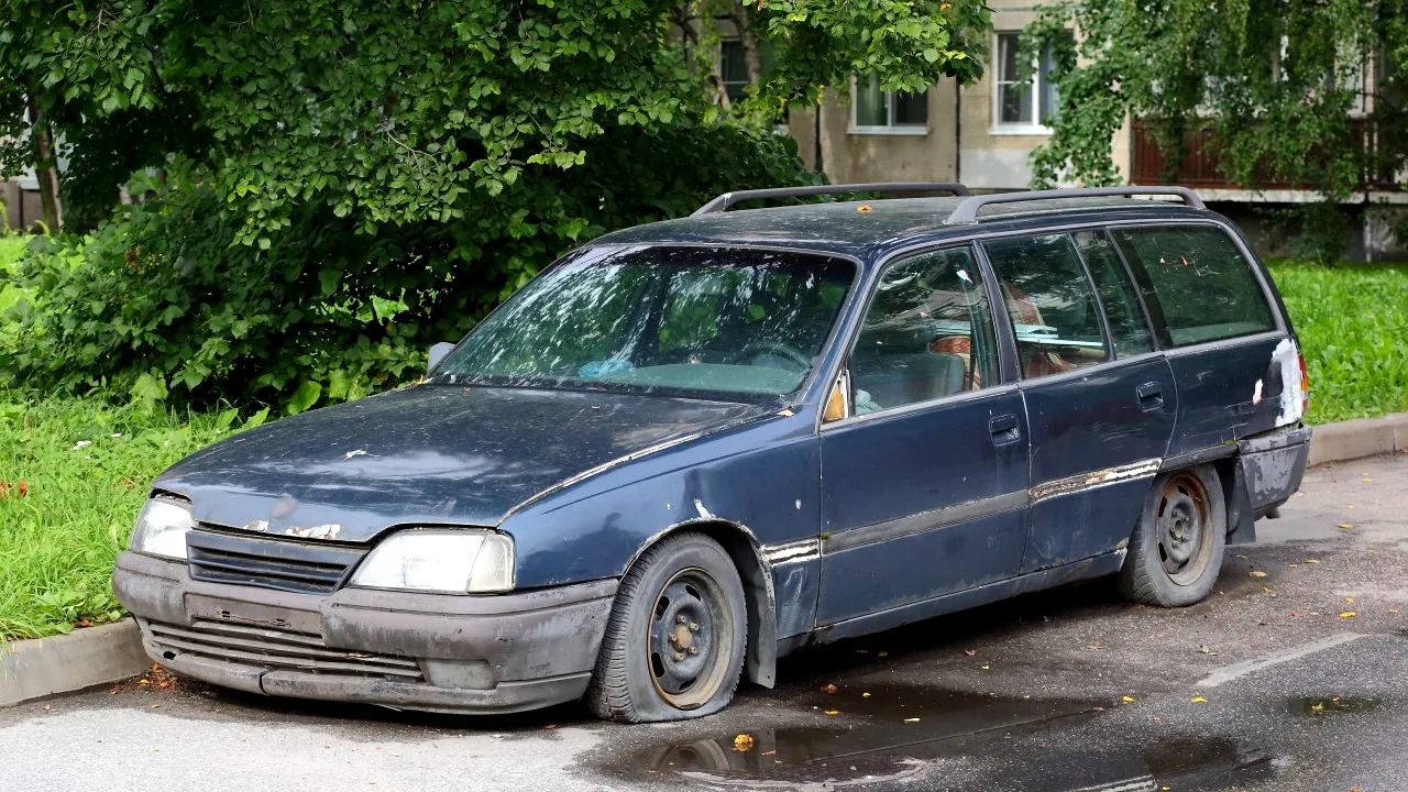 De ce riscă amenzi dacă nu au RCA proprietarii de mașini vechi, chiar dacă nu le mai folosesc. Explicații de la ASF și asigurători