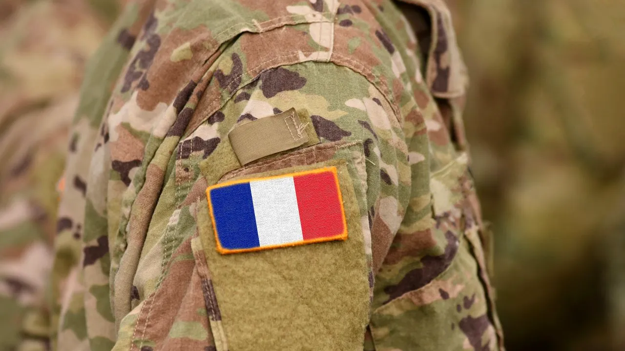 Peste 1.000 de militari din Franța au semnat un manifest prin care condamnă „antirasismul”. Cei îi cer președintelui Macron