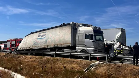 Trafic BLOCAT pe DEx12: Două tiruri s-au ciocnit și tone de alimente au ajuns pe șosea