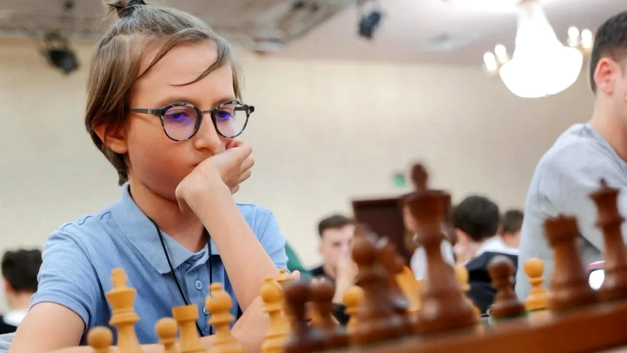 Henry, un adolescent de 15 ani, a repus șahul românesc pe harta podiumului mondial. Sportivul de la CSM Constanța a devenit vicecampion mondial la șah
