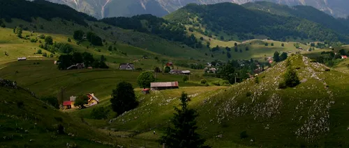 Primul sat turistic din România, situat între Piatra Craiului și Bucegi, ocolit de turiști din cauza drumului îngrozitor