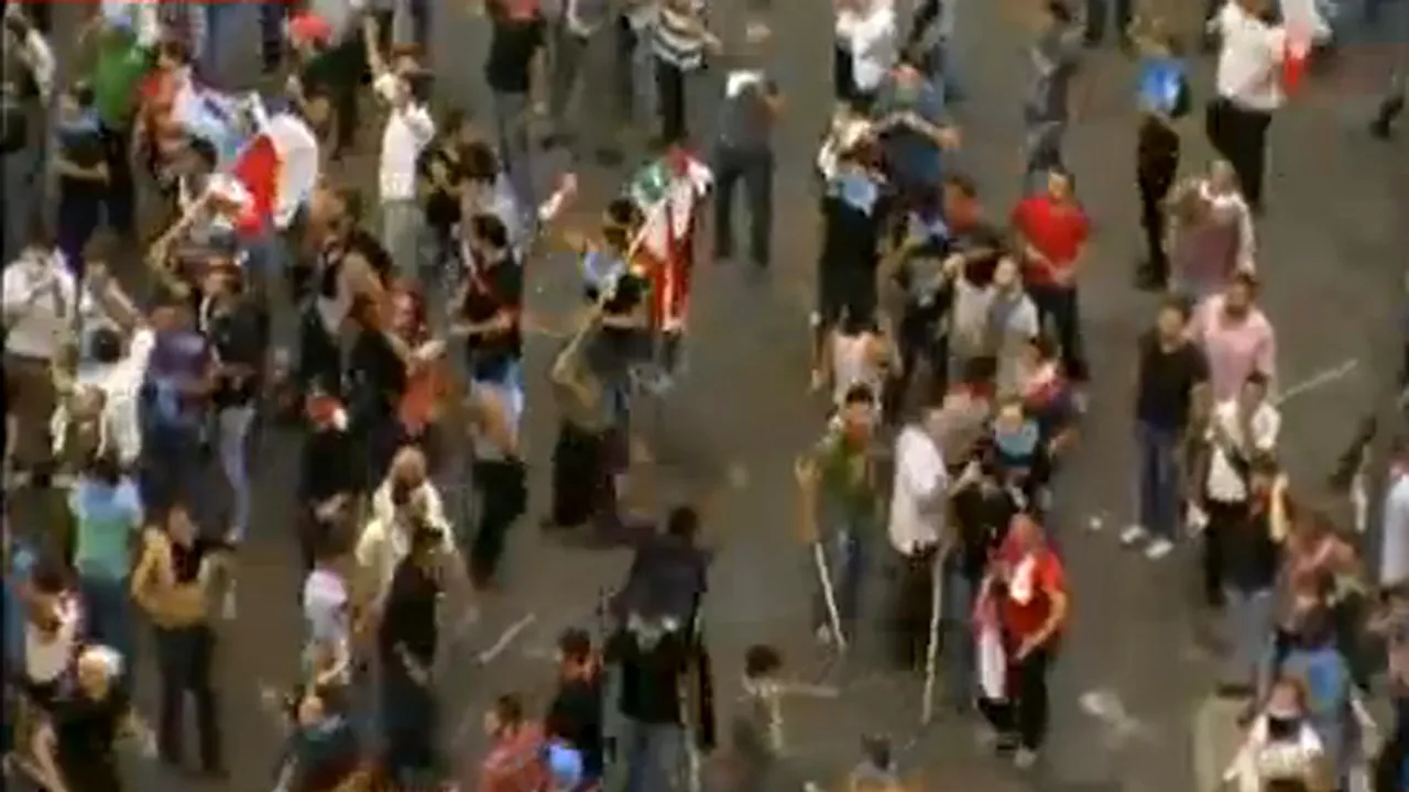 VIOLENȚE LA BEIRUT. Mii de oameni protestează, în urma atentatului în care a fost ucis șeful serviciului de informații. Manifestanți au încercat să pătrundă în sediul Guvernului - VIDEO