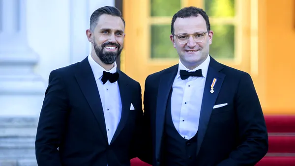 Liderul grupului parlamentar al partidului lui Friedrich Merz a demisionat după ce el și soțul său au apelat la o mamă surogat pentru a deveni părinți