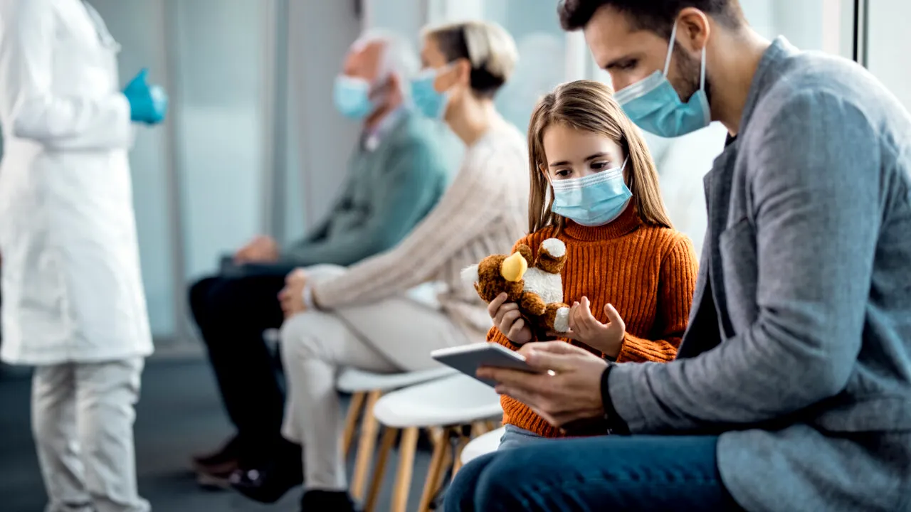 Medicii și vizitatorii, obligați să poarte MĂȘTI în spitalele ca-n perioada pandemiei. O țară europeană este grav afectată de epidemia de gripă