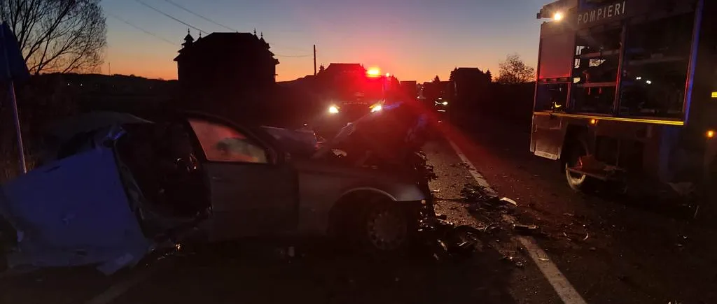 FOTO | Ultimul drum: Un tânăr a murit și altul a ajuns la spital, după ce au intrat cu mașina într-un tractor