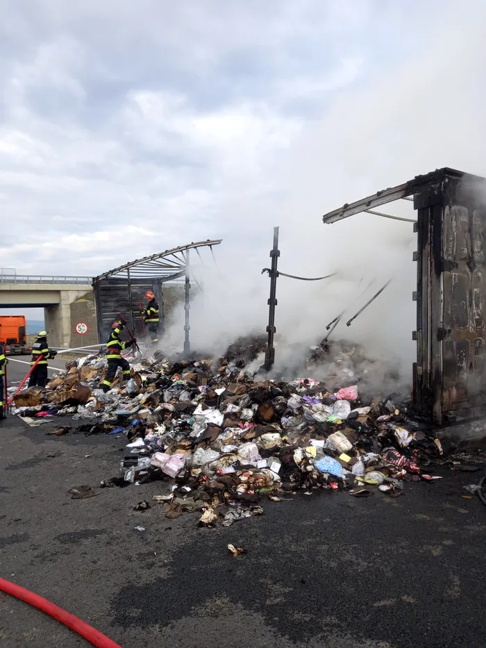 Incendiu pe autostrada A10 Sebeş-Turda. Un TIR încărcat cu textile s-a făcut scrum - GALERIE FOTO-VIDEO