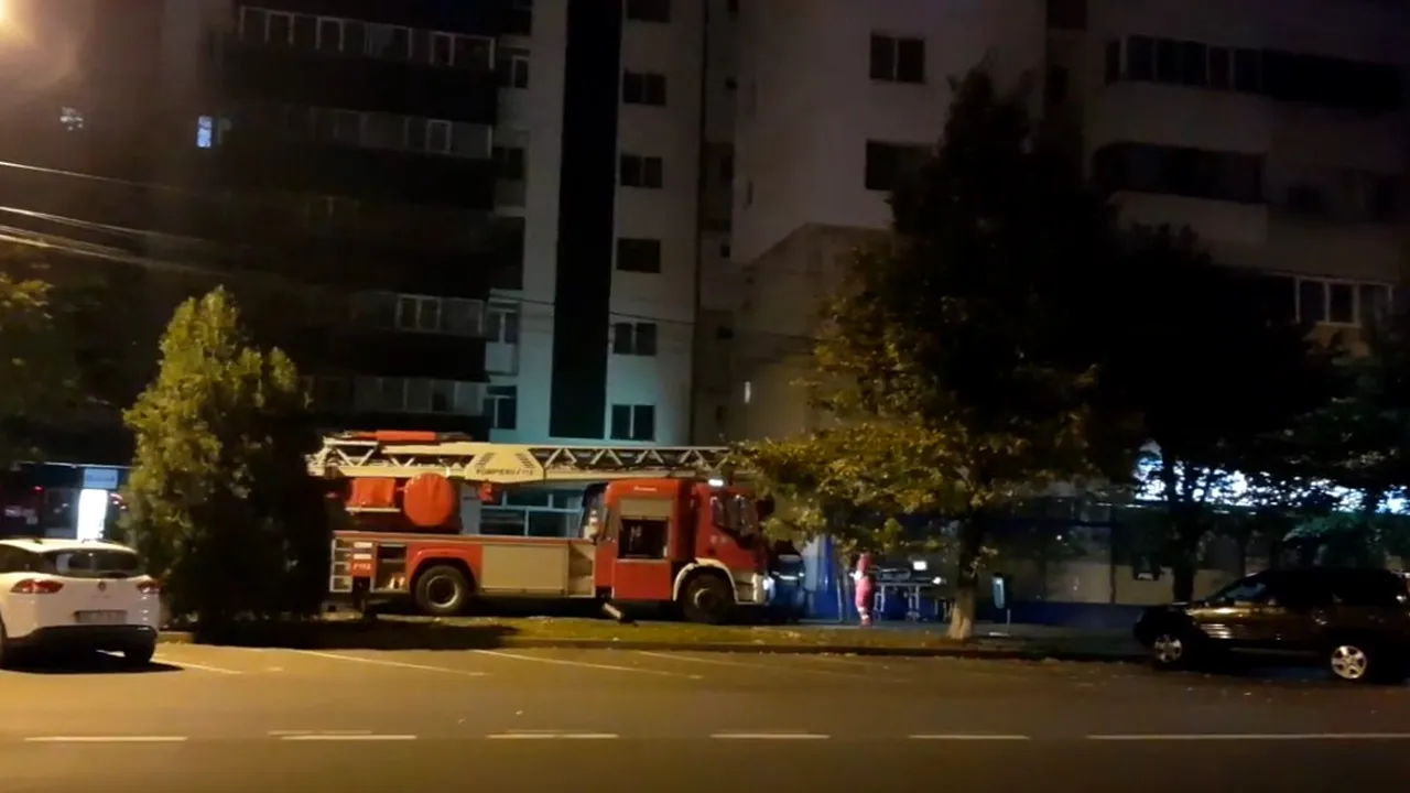 VIDEO | Scene tensionate în Buzău. O femeie a amenințat că se aruncă de la etajul zece, dar a fost oprită la timp de negociatori