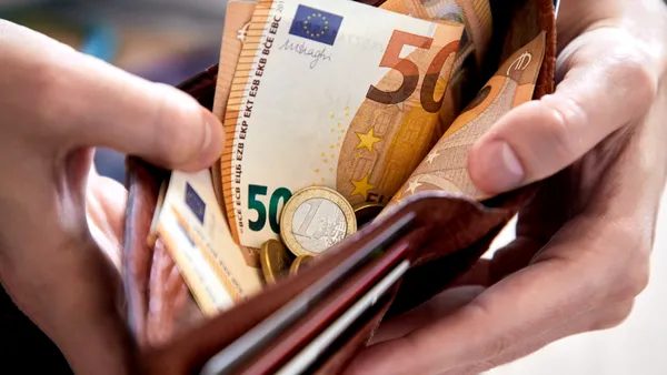 Pensionari din Marea Britanie au ajuns să fure ALIMENTE din magazine. „Nu-și mai permit să trăiască decent”